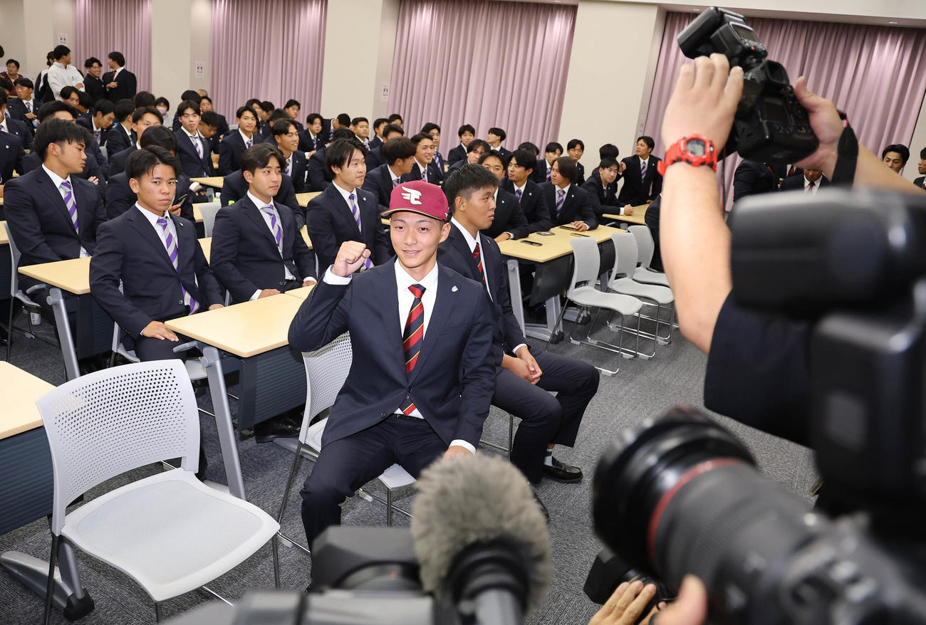 楽天からドラフト1位指名を受けた花園大・藤原はガッツポーズをする（撮影・上田博志）
