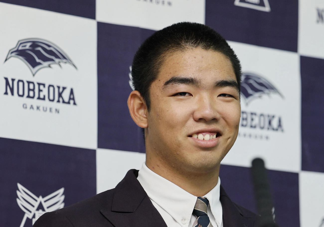 オリックスから1位指名を受け、笑顔で記者会見する延岡学園高の藤川敦也投手（共同）