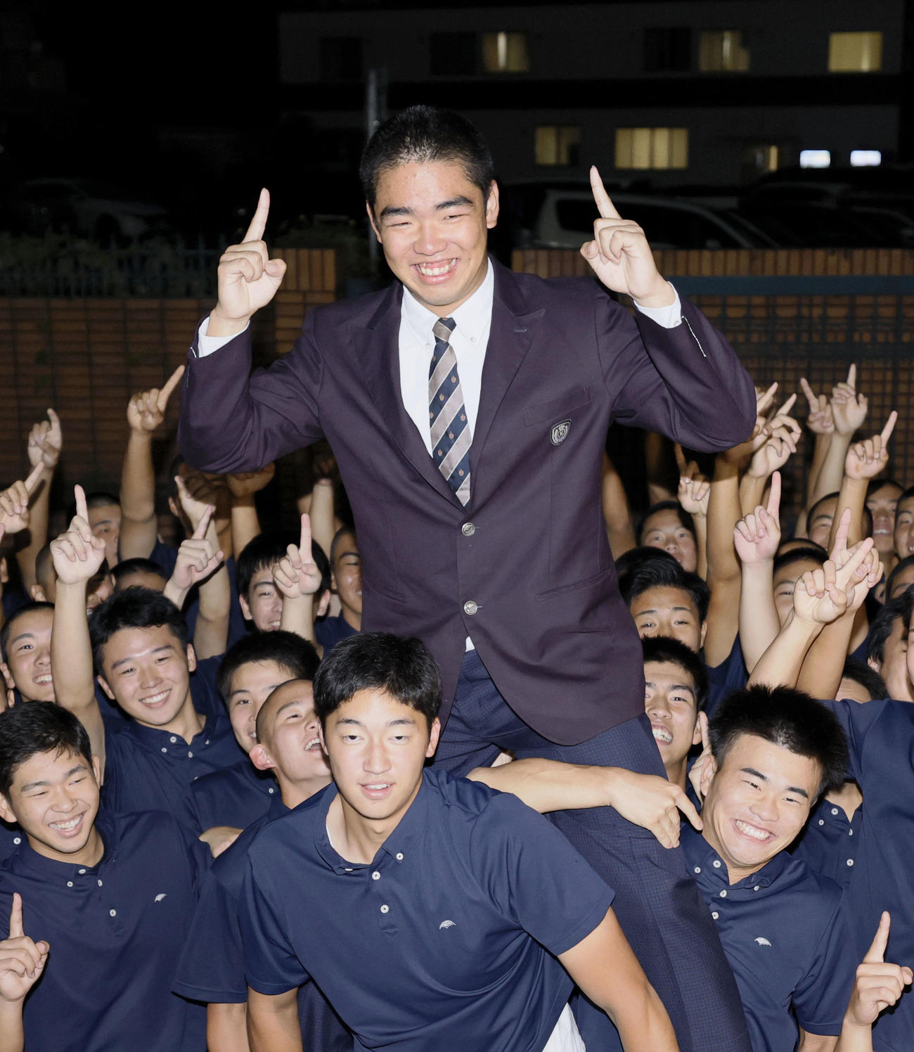 オリックスから1位指名を受け、笑顔でポーズをとる延岡学園・藤川敦也（共同）