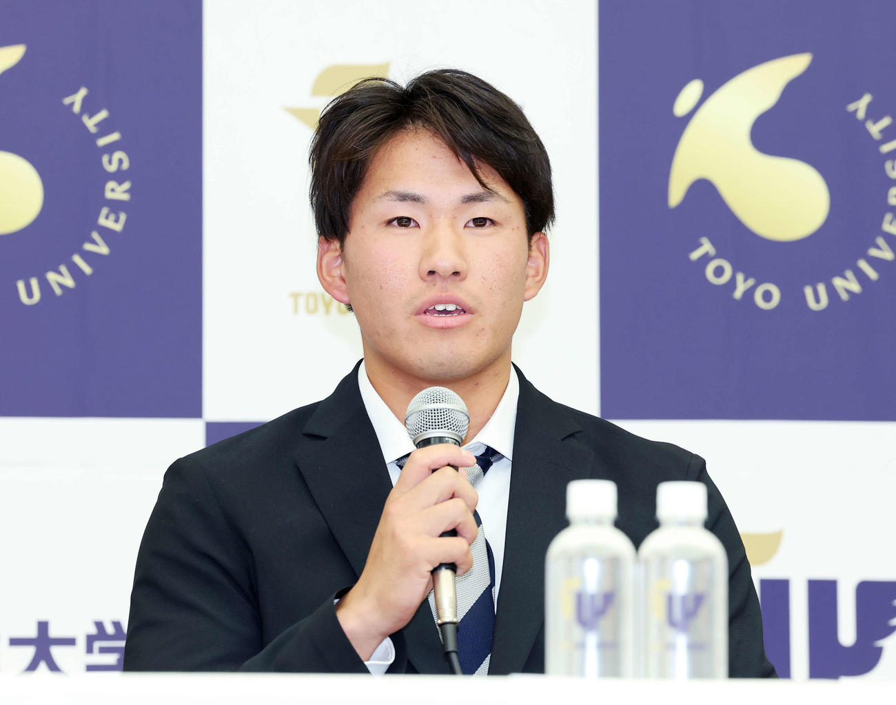 DeNA3位指名され会見に臨む東洋大・宮下（撮影・鈴木正人）