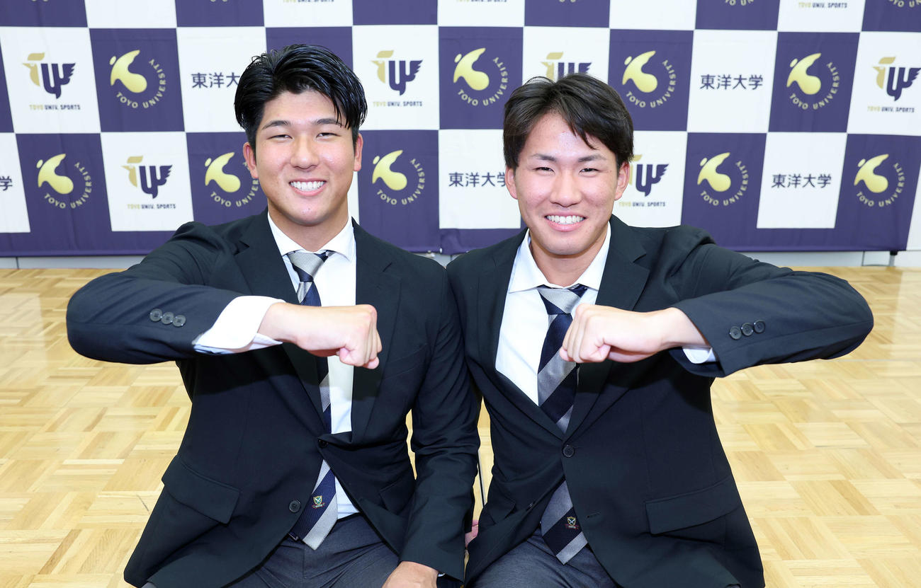DeNAに指名されデスターシャする2位の東洋大・島田（左）と3位の宮下（撮影・鈴木正人）