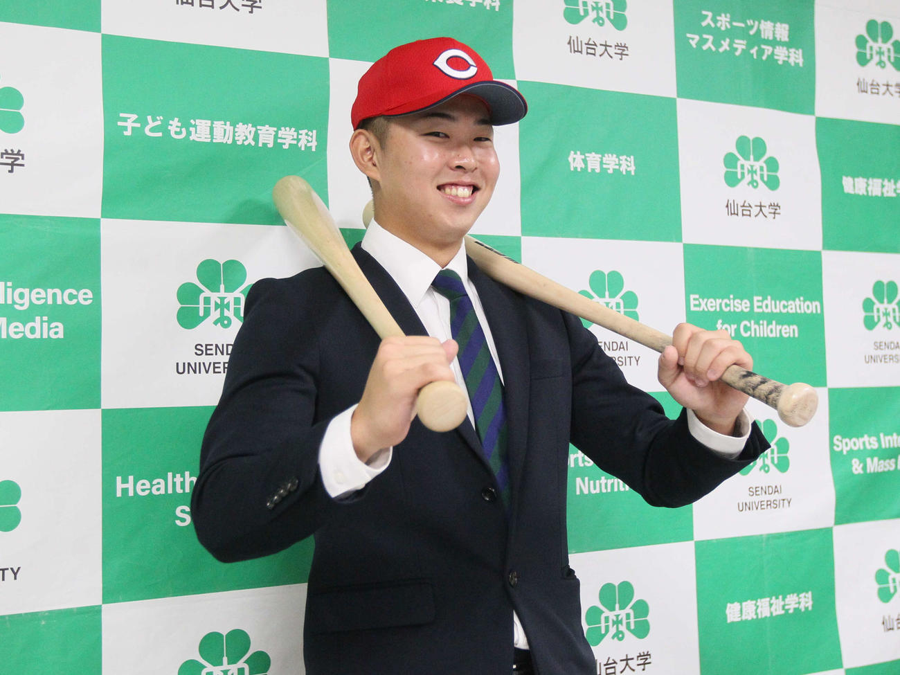 指名を受けた広島の帽子をかぶった仙台大・平川（撮影・高橋香奈）