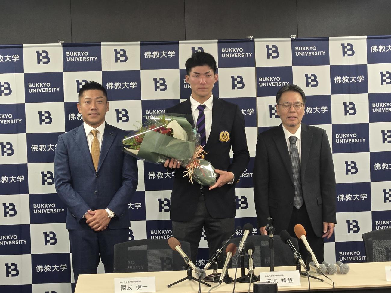 広島からドラフト5位指名を受けた赤木晴哉投手（中央）、藤井透野球部部長（右）、国友健一野球部監督（左）