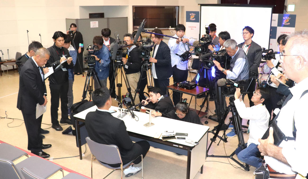 目標としていた支配下でのドラフト指名を受けなかったが、急遽取材に応じた未来富山・江藤（写真中央）