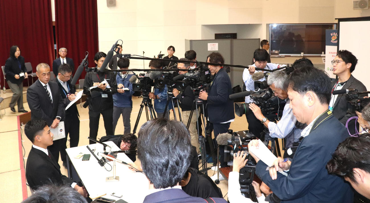 目標としていた支配下でのドラフト指名を受けなかったが、急遽取材に応じた未来富山・江藤（写真左）