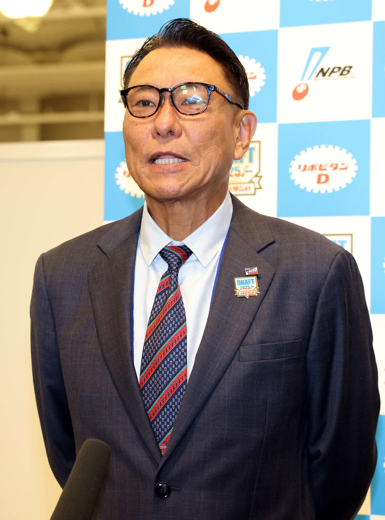 ドラフト1巡目を終え、質問に答えるヤクルト池山監督（撮影・浅見桂子）