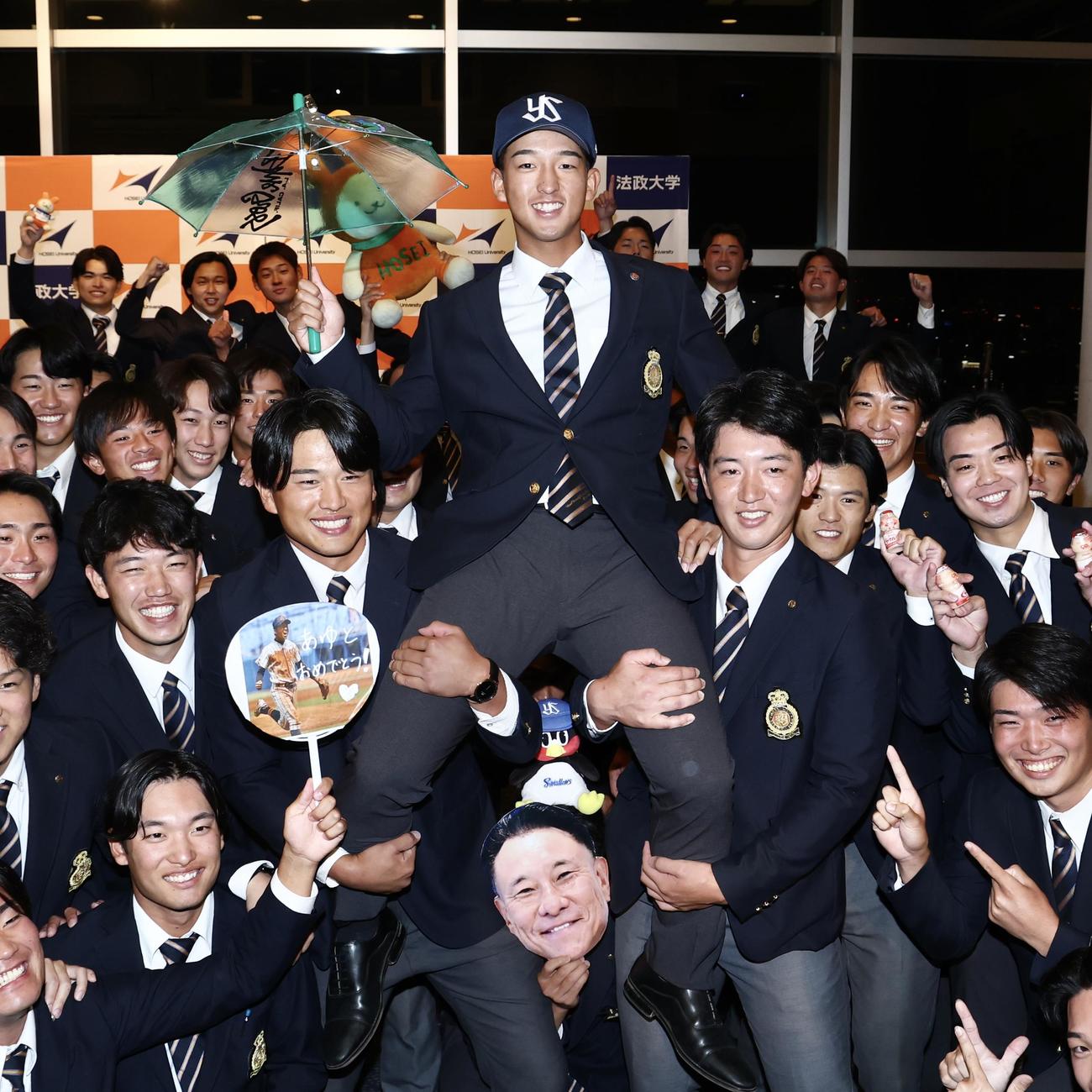 仲間たちから祝福を受けるヤクルトドラフト1位指名を受けた法大・松下（撮影・河田真司）