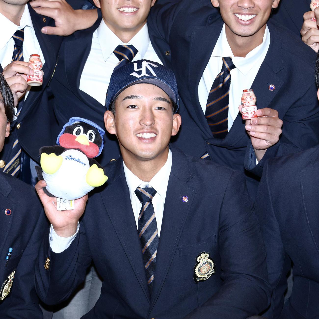 仲間と写真に納まる、ヤクルト1位指名を受けた法大・松下（撮影・河田真司）