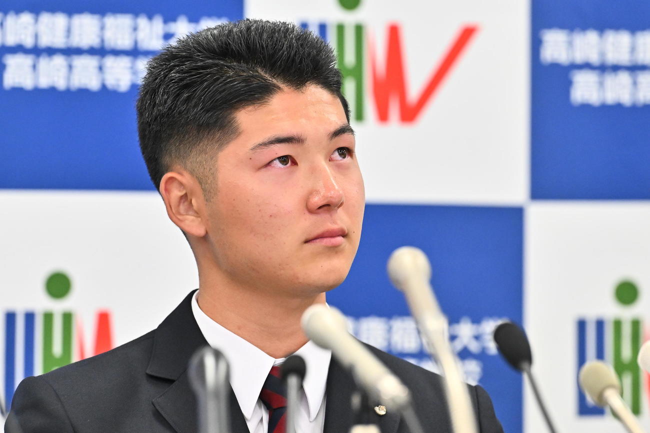 オリックスからドラフト3位で指名され目に涙を浮かべる健大高崎・佐藤（撮影・滝沢徹郎）