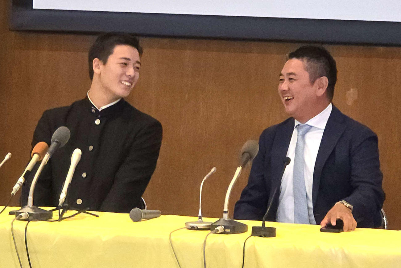 ロッテから3位指名を受け笑顔を見せる横浜高・奥村頼人（左）と村田浩明監督（右）（撮影・寺本吏輝）