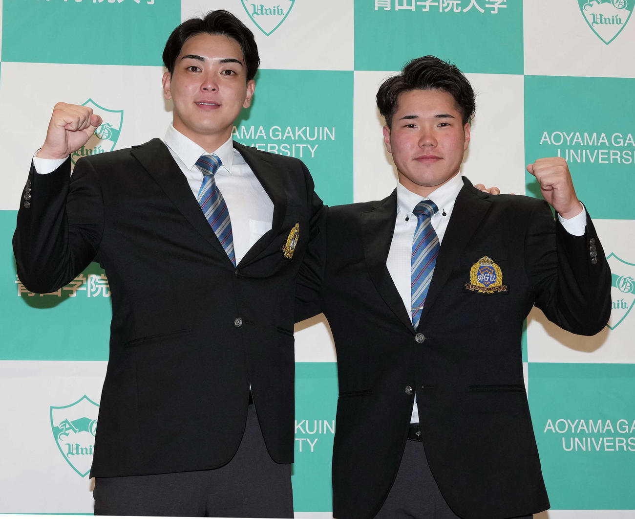 指名を受け笑顔で写真に納まる中日ドラフト1位の青学大・中西聖輝（左）とDeNAドラフト1位の青学大・小田康一郎（撮影・小島史椰）