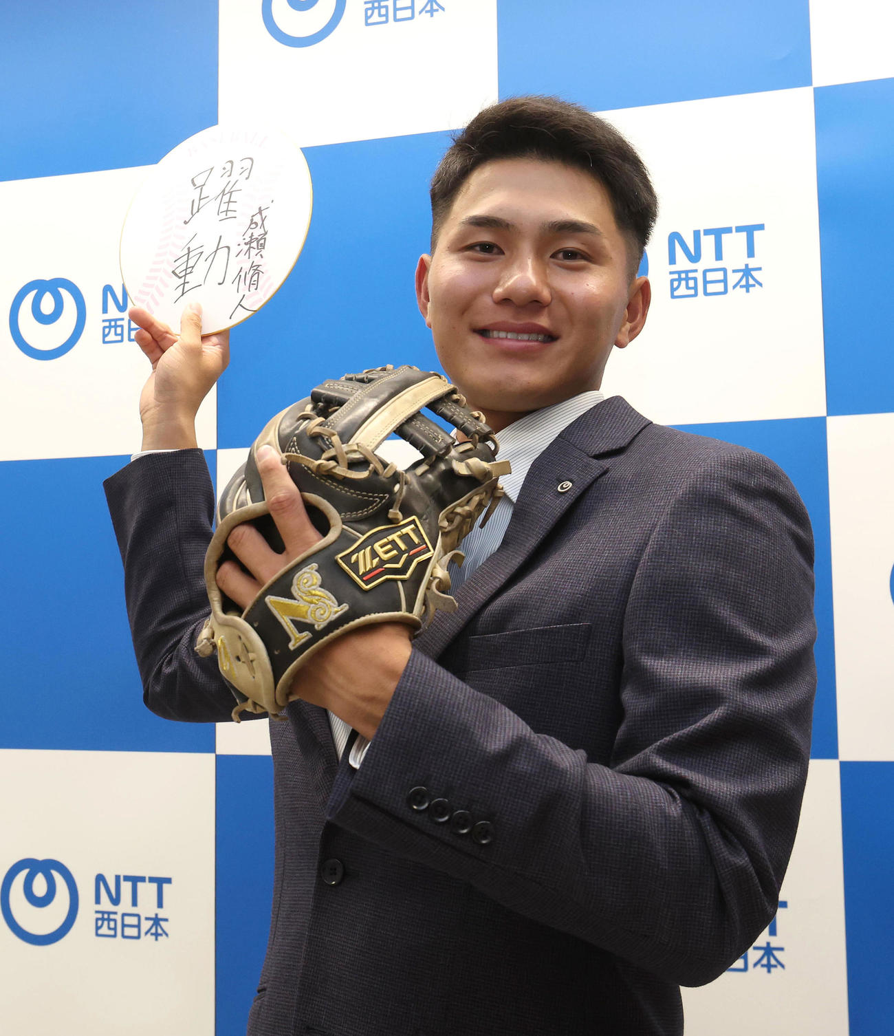 DeNAからドラフト5位で指名されスローイングを見せるNTT西日本の成瀬（撮影・白石智彦）