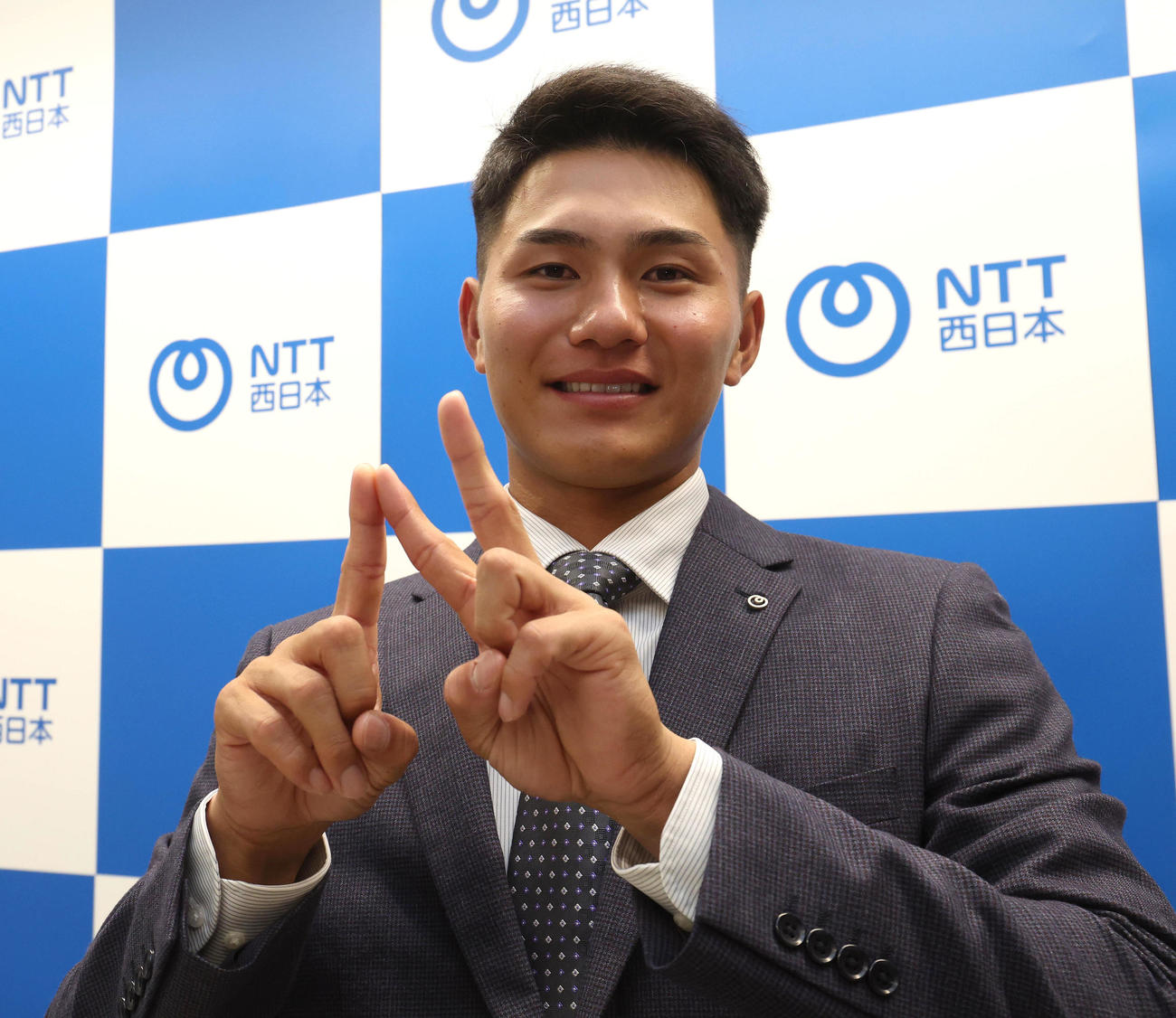 DeNAからドラフト5位で指名されNポーズを作NTT西日本の成瀬（撮影・白石智彦）