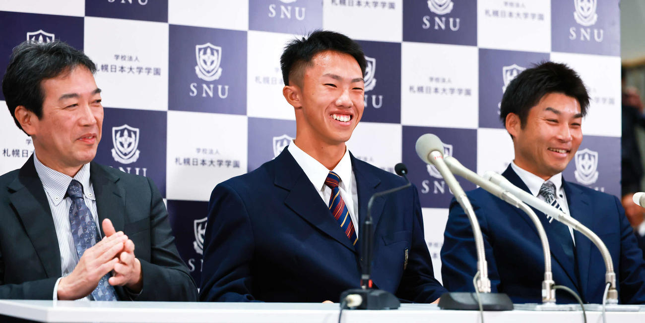 オリックス4位指名に喜ぶ札幌日大の窪田