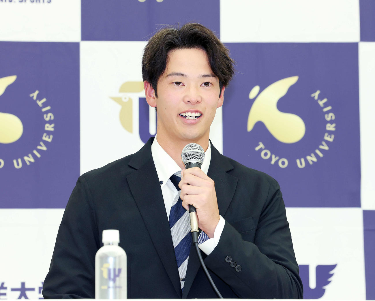 中日6位指名され会見に臨む東洋大・花田（撮影・鈴木正人）
