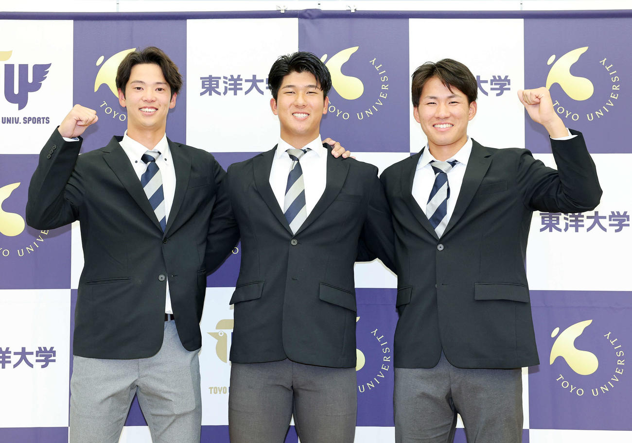 笑顔を見せる、左から中日6位の東洋大・花田、DeNA2位の島田、DeNA3位の宮下（撮影・鈴木正人）