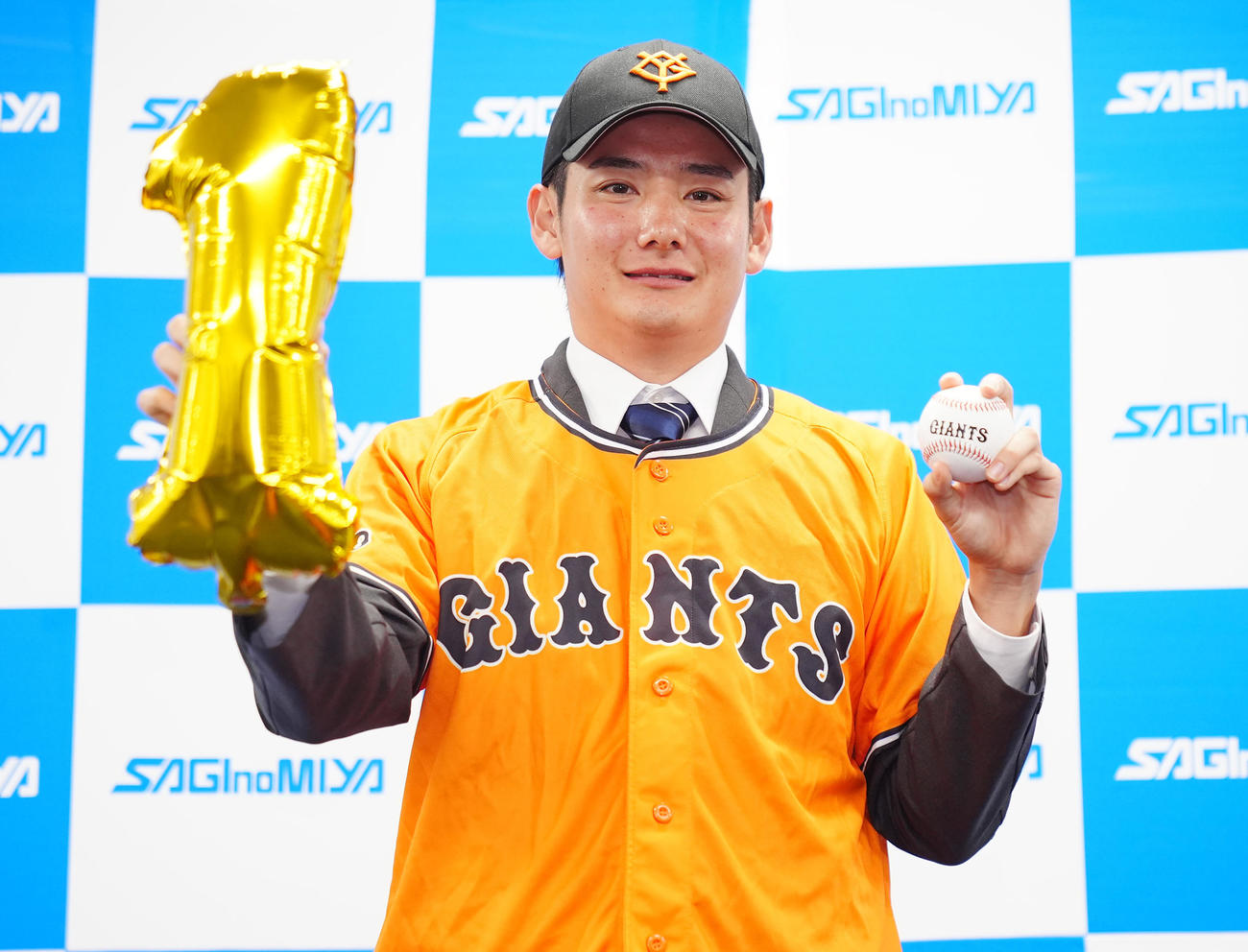 巨人から1位指名を受け笑顔で写真に納まる鷺宮製作所の竹丸（撮影・垰建太）