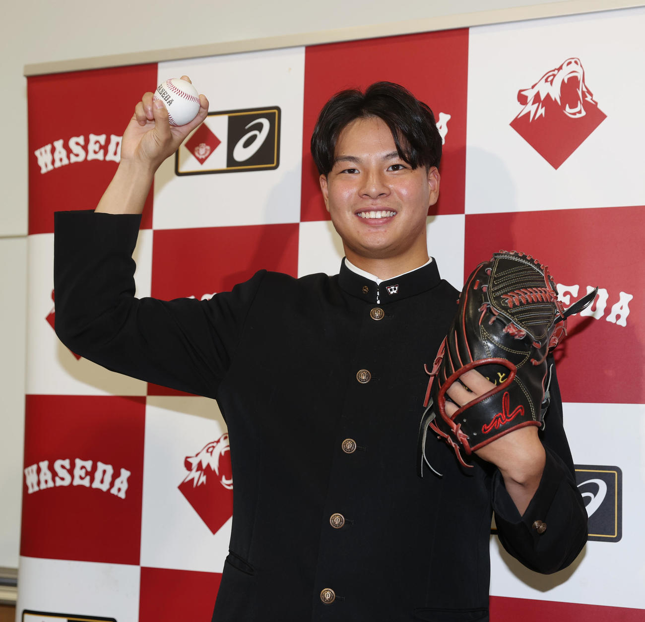 巨人2位の早大・田和は投球フォームを披露する（撮影・柴田隆二）