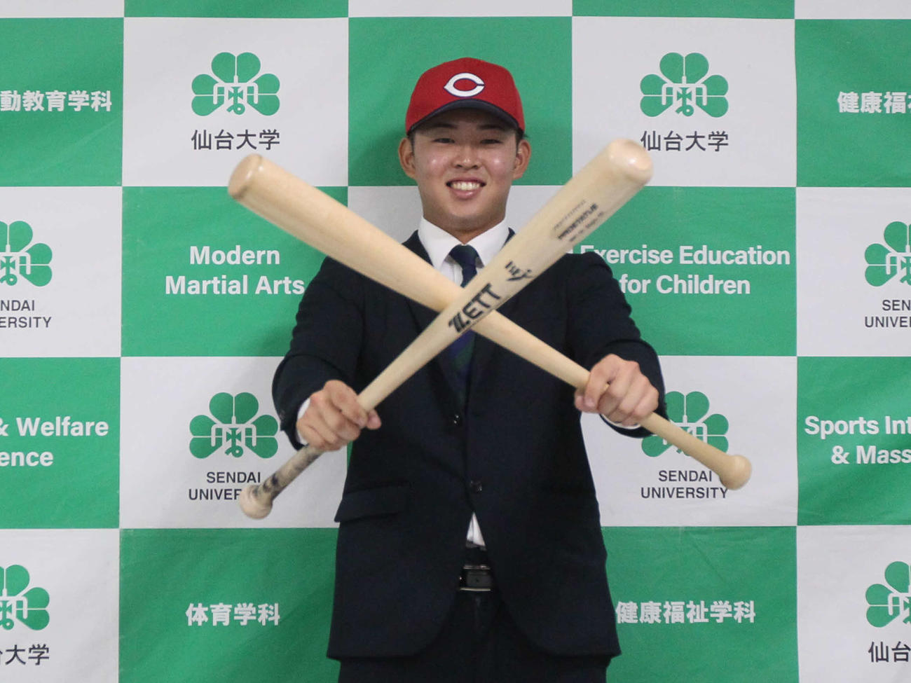 指名を受けた広島の帽子をかぶった仙台大・平川（撮影・高橋香奈）