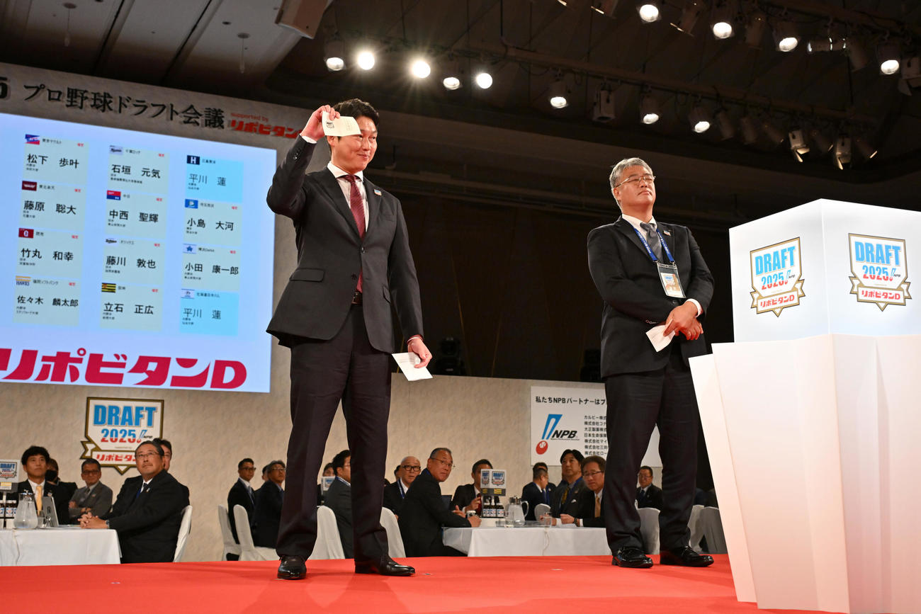 仙台大・平川の交渉権を獲得した広島新井監督（左）（代表撮影）