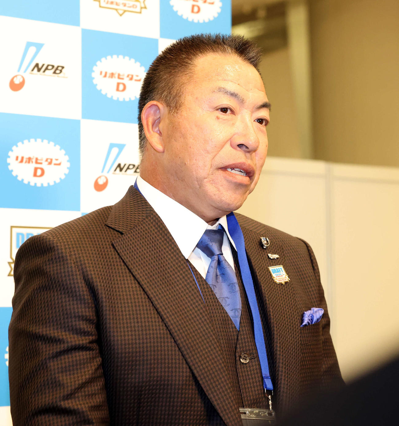 ドラフト1位で青学大・中西聖輝の交渉権を獲得し報道陣の質問に答える中日井上監督（撮影・浅見桂子）
