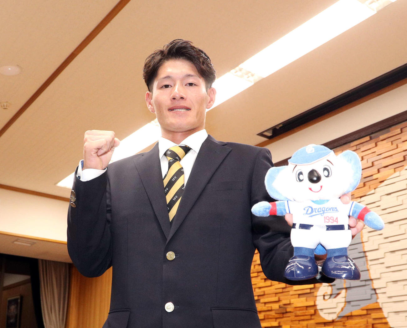 球団マスコットを手にガッツポーズする東北福祉大・新保（撮影・木村有優）