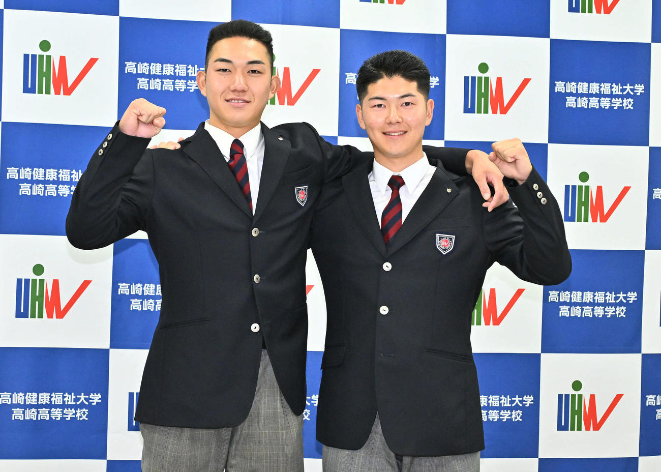 ロッテからドラフト1位で指名された健大高崎・石垣（左）とオリックスからドラフト3位で指名された佐藤は記念撮影する（撮影・滝沢徹郎）