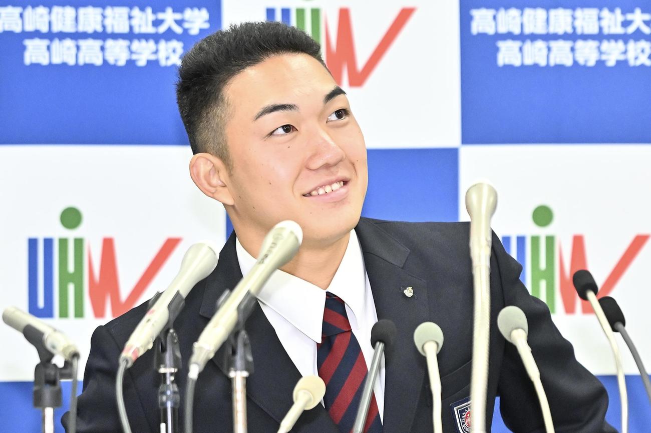 ロッテからドラフト1位で指名され笑顔の健大高崎・石垣（撮影・滝沢徹郎）