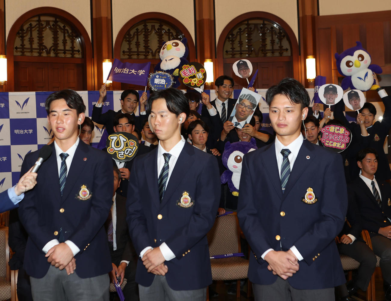 ドラフト指名を受けインタビューに応える左から西武1位の明大・小島、日本ハム1位の同・大川、ロッテ2位の毛利（撮影・水谷安孝）