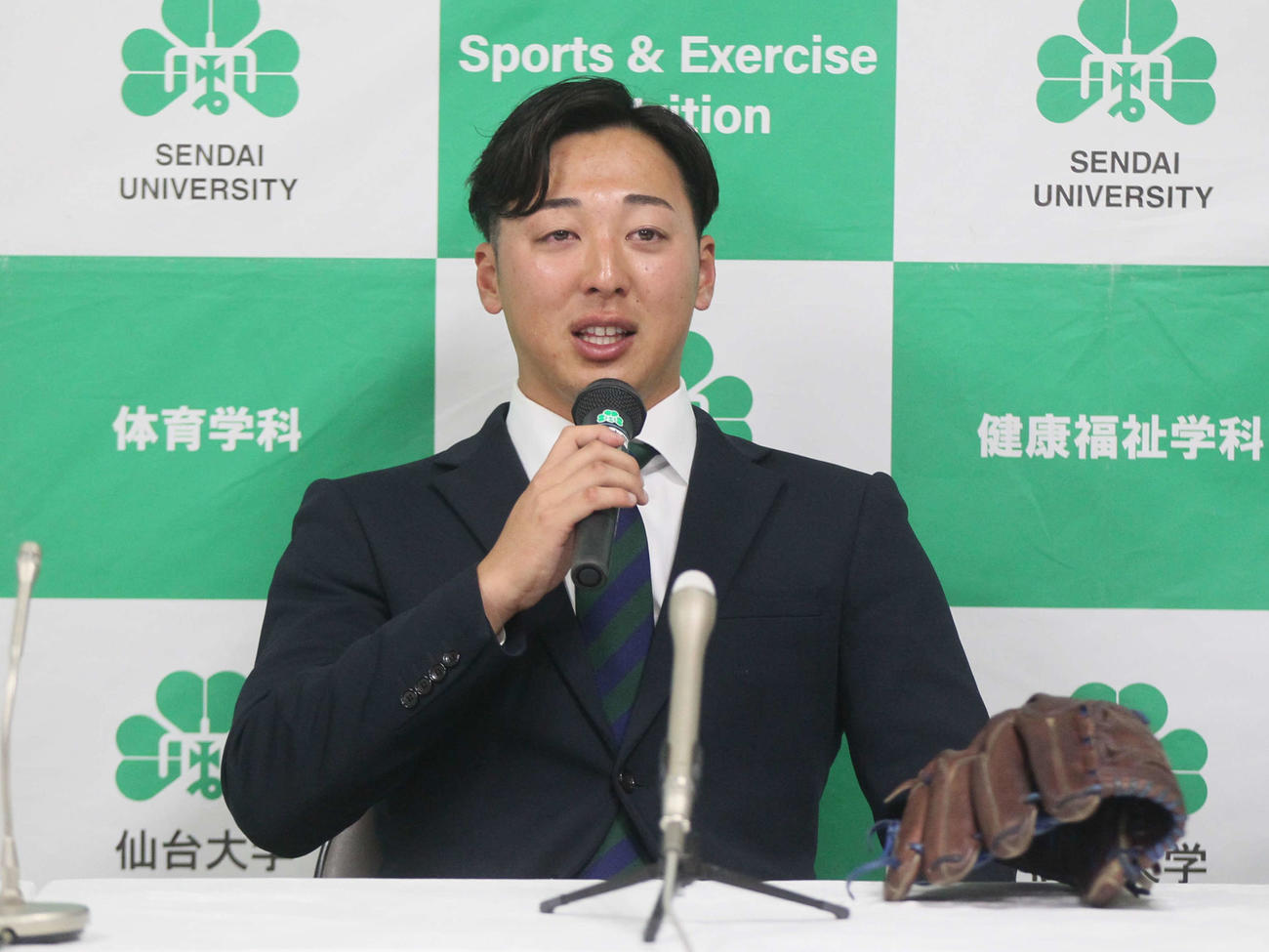 涙ながらに会見に臨んだ仙台大・渡辺（撮影・高橋香奈）