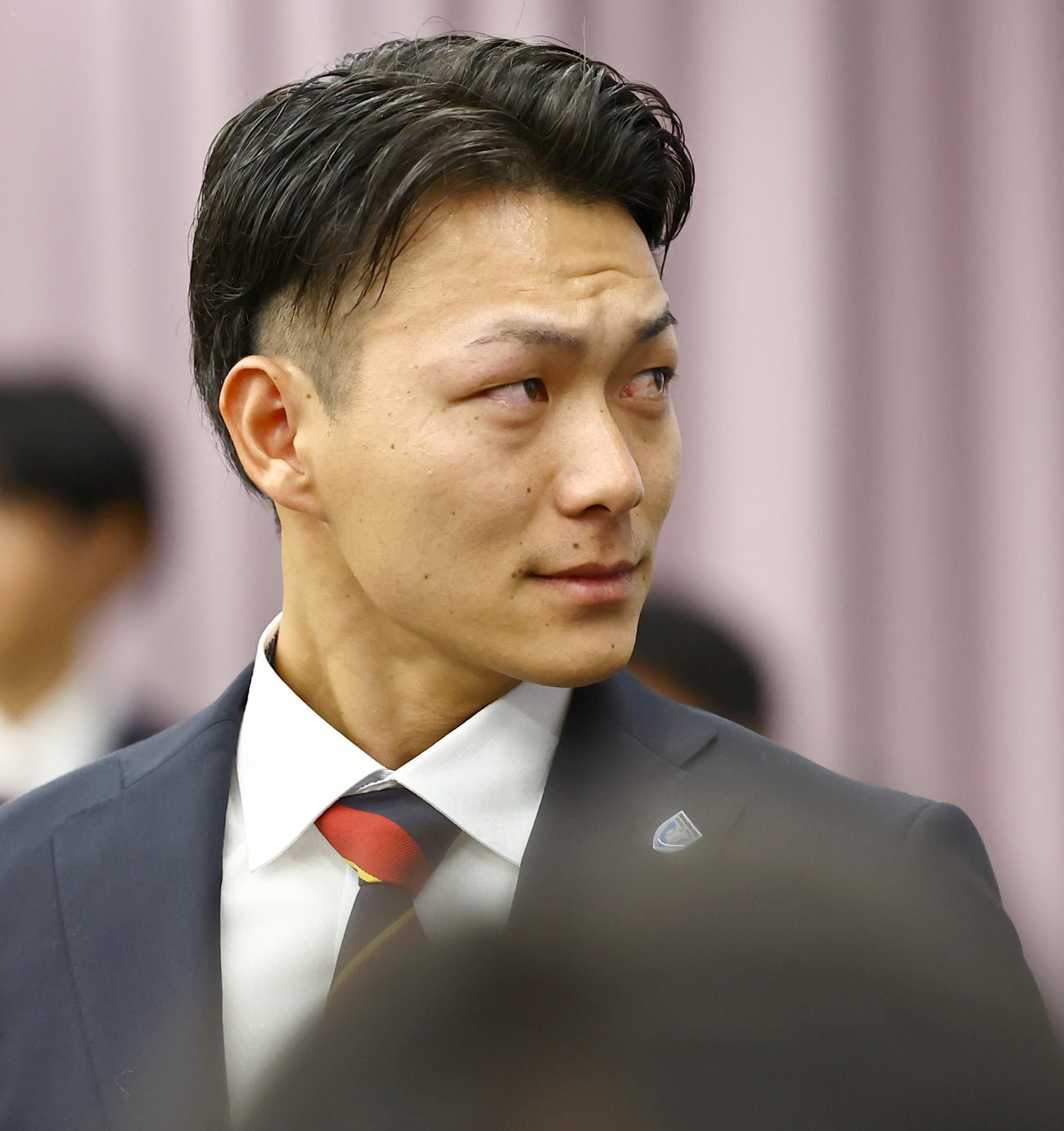楽天からドラフト1位指名を受けた花園大・藤原は目に涙を浮かべる（撮影・上田博志）