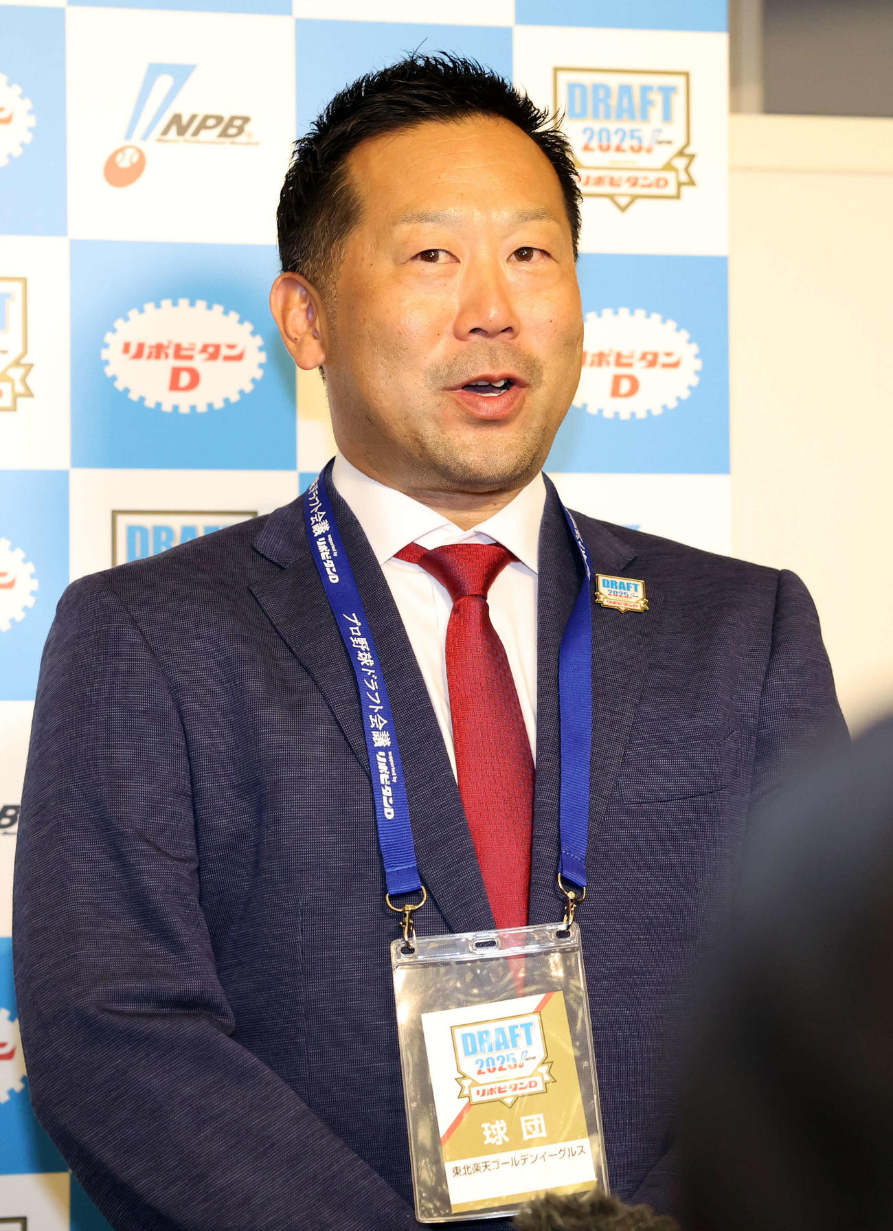 ドラフト1巡目を終え、笑顔で質問に答える楽天三木監督（撮影・浅見桂子）