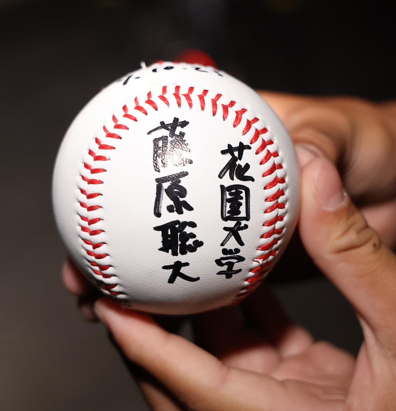 楽天からドラフト1位指名を受けた花園大・藤原のサイン（撮影・上田博志）