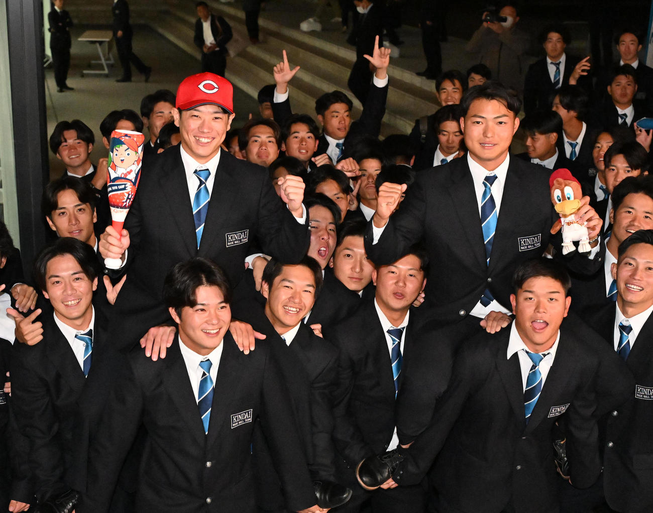 広島からドラフト3位指名を受けた近畿大学の勝田成（左）、楽天からドラフト7位指名を受けた近畿大学の阪上翔也（撮影・石井愛子）