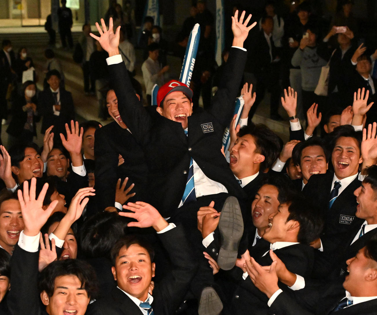 広島からドラフト3位指名を受け胴上げされる近畿大学の勝田成（撮影・石井愛子）