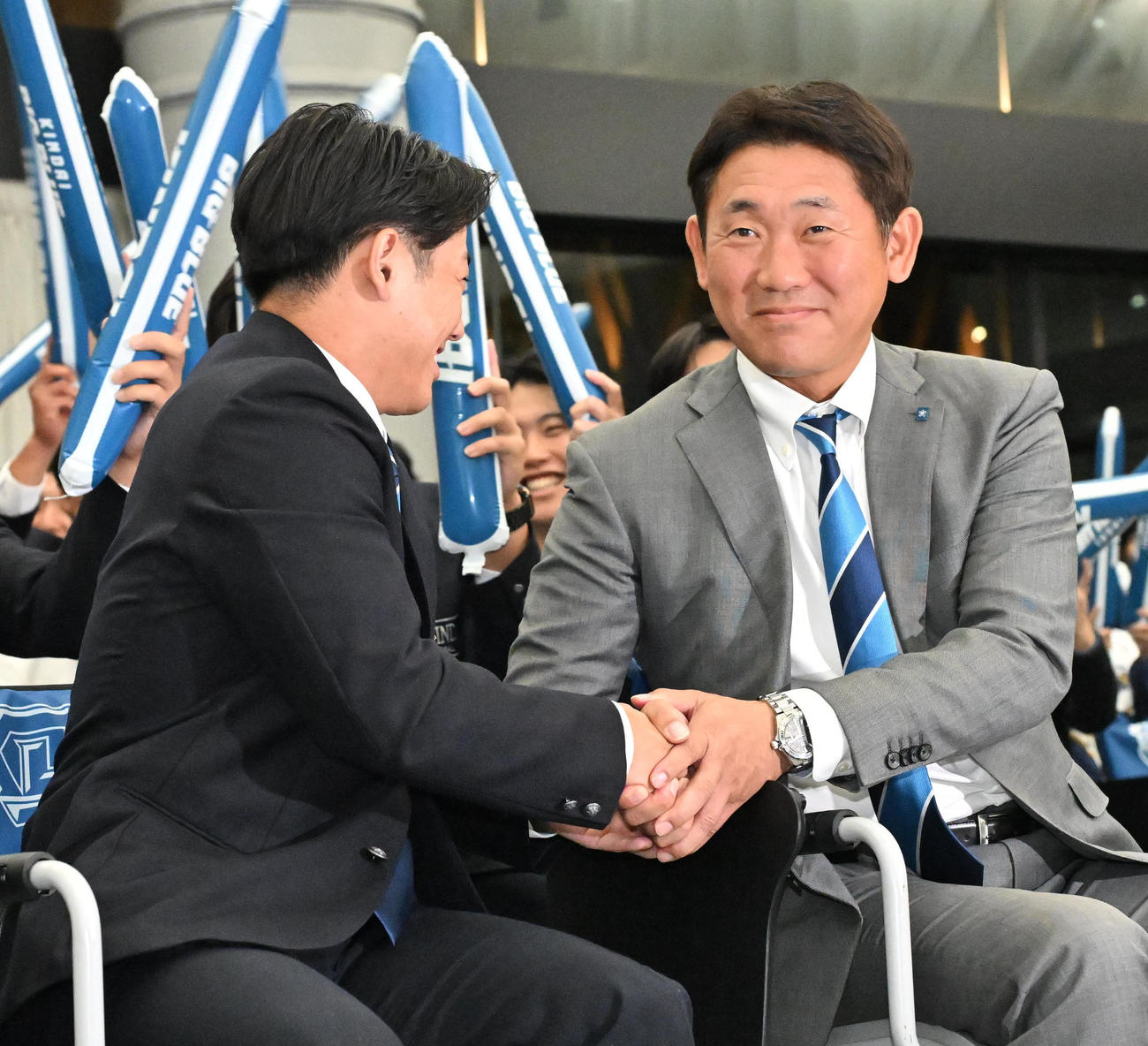 広島からドラフト3位指名を受けた近畿大学の勝田成（左）は光元一洋監督と握手をする（撮影・石井愛子）