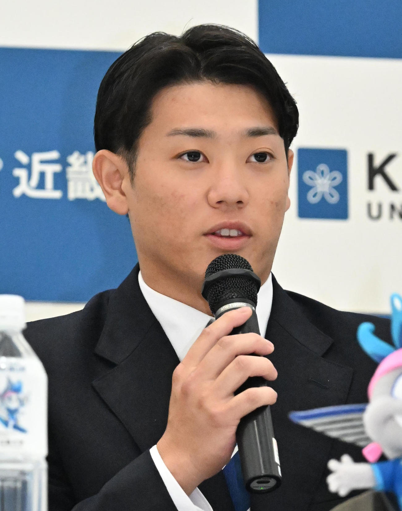 会見で報道陣の質問に答える近畿大学の勝田成（撮影・石井愛子）