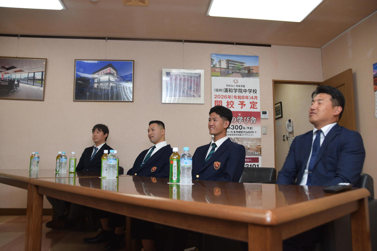 ドラフト会議の様子を見守る浦和学院の（左から順に）森監督、藤井、垣内、田中部長（撮影・泉光太郎）