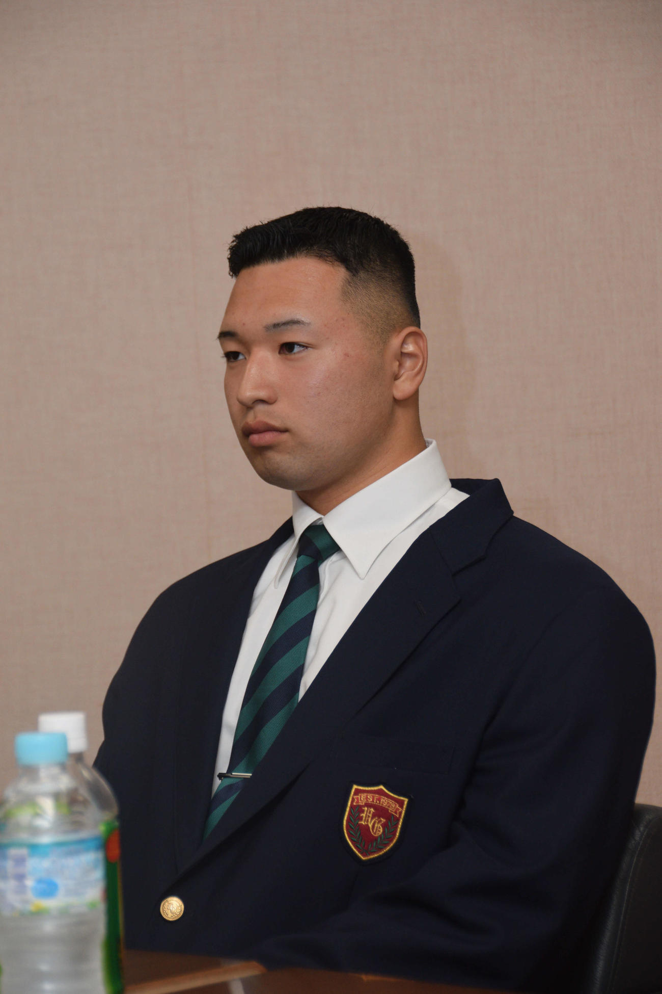 ドラフト会議の様子を見守る浦和学院の藤井（撮影・泉光太郎）