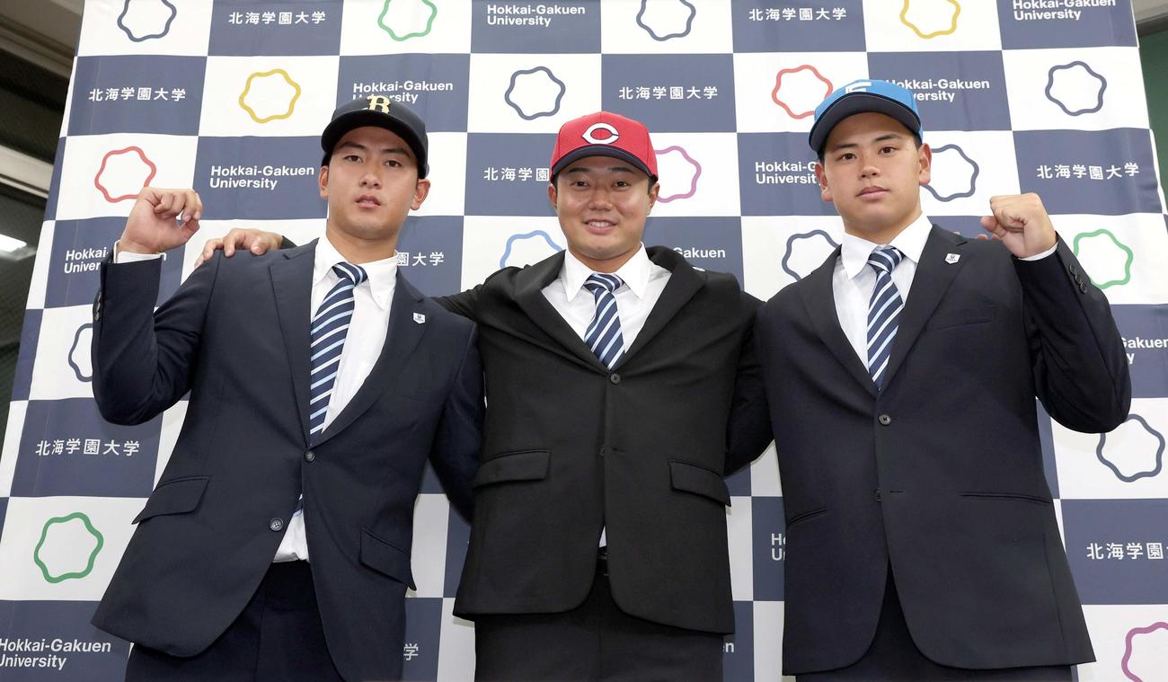 北海学園大から3選手が指名された。左からオリックス5位の高谷、広島4位の工藤、日本ハム育成1位の常谷（撮影・黒川智章）