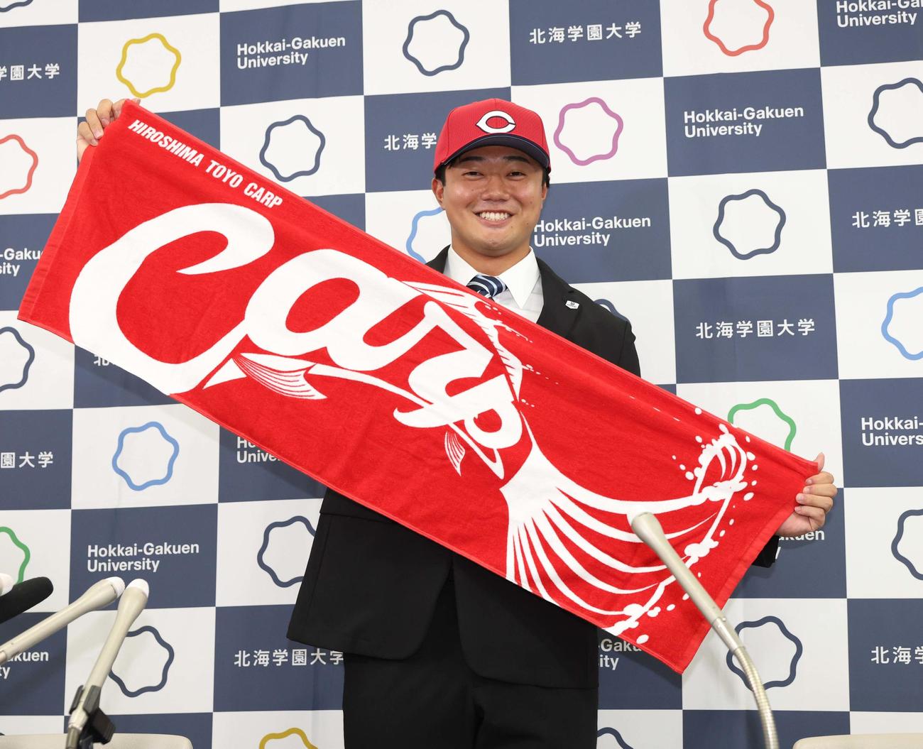 広島から4位指名され笑顔の北海学園大の工藤（撮影・黒川智章）