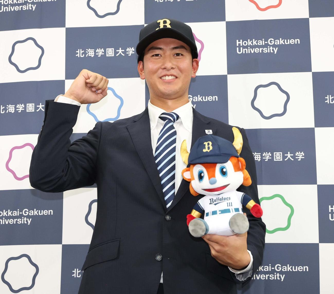 オリックスから5位指名され笑顔の北海学園大の高谷（撮影・黒川智章）