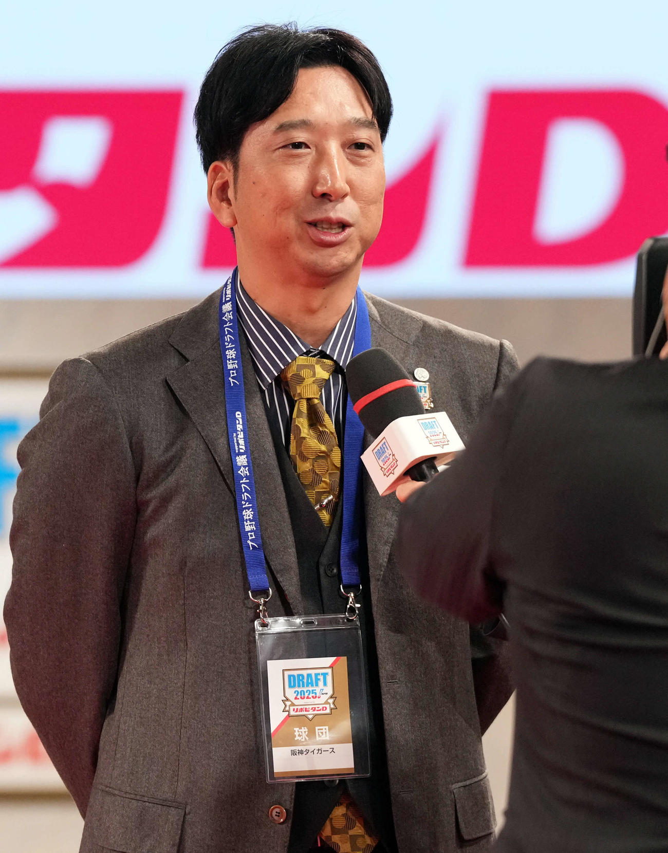笑顔でインタビューに答える阪神藤川監督（撮影・たえ見朱実）