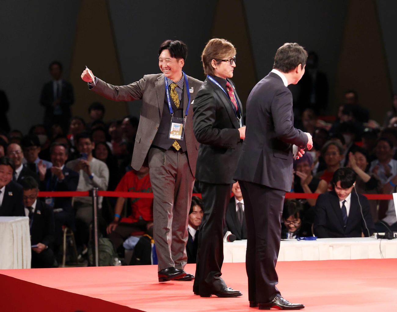 ドラフト1位で創価大・立石正広の交渉権を獲得し、喜ぶ阪神藤川監督（左）。中央は日本ハム新庄監督、右は広島新井監督（撮影・浅見桂子）