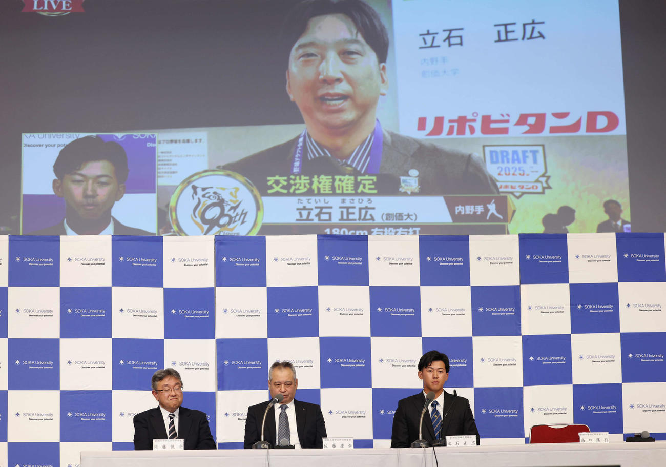 阪神藤川監督の中継を見守る創価大・立石（右）（撮影・増田悦実）
