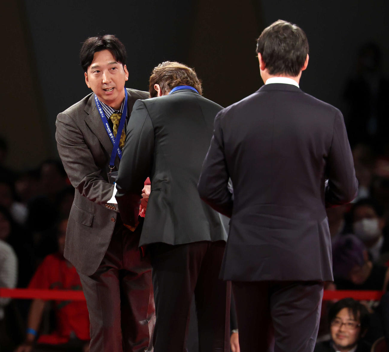 ドラフト1位で創価大・立石正広の交渉権を獲得した阪神藤川監督（左）は日本ハム新庄監督（中央）、広島新井監督とあいさつ（撮影・浅見桂子）