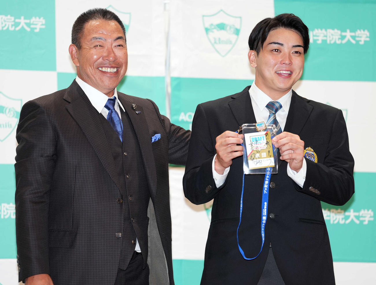 ドラフト会場から駆けつけた中日井上一樹監督（左）と交渉権のくじを手に記念撮影に納まる中日ドラフト1位の青学大・中西（撮影・小島史椰）