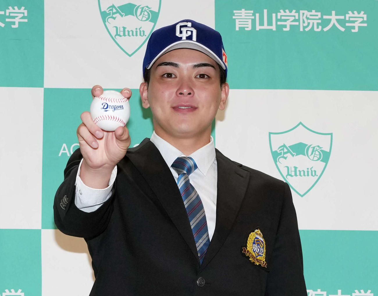 中日からドラフト1位指名を受けポーズを決める青学大・中西（撮影・小島史椰）