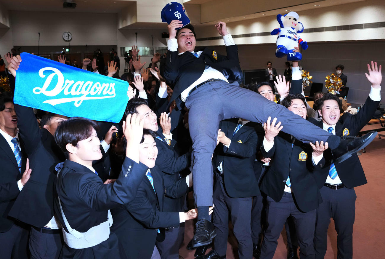 中日からドラフト1位指名を受けチームメートから胴上げされる青学大・中西聖輝（上）（撮影・小島史椰）