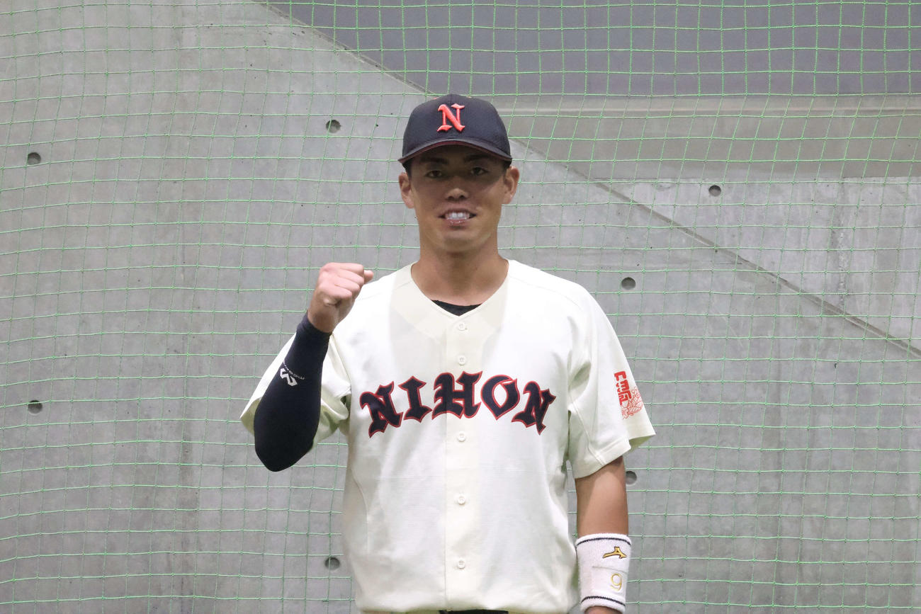 ガッツポーズする阪神ドラフト2位の日大・谷端（撮影・塚本光）